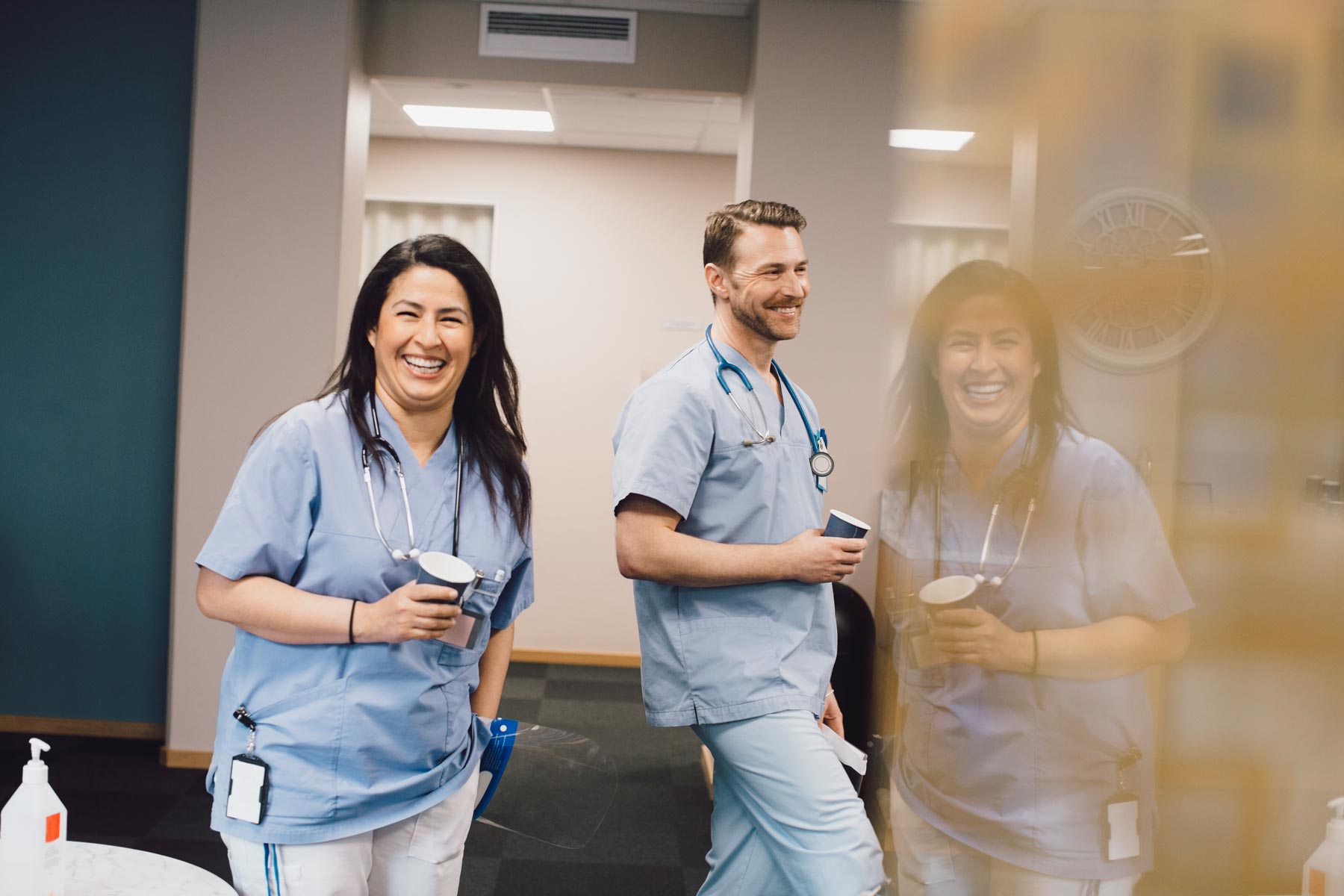 Två glada sjuksköterskor som skrattar